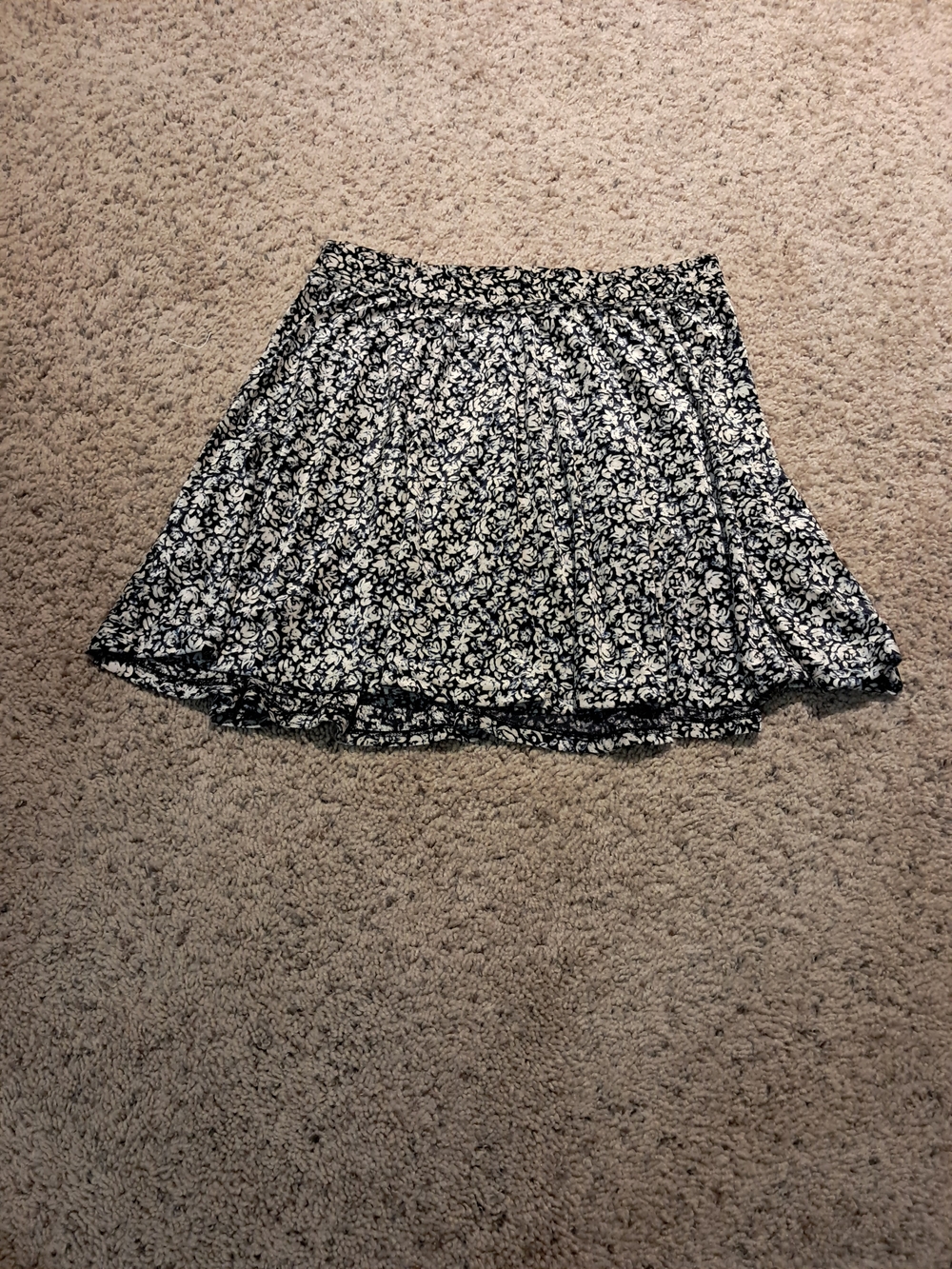Floral Print Women's Skirt - Black & White In Size Large